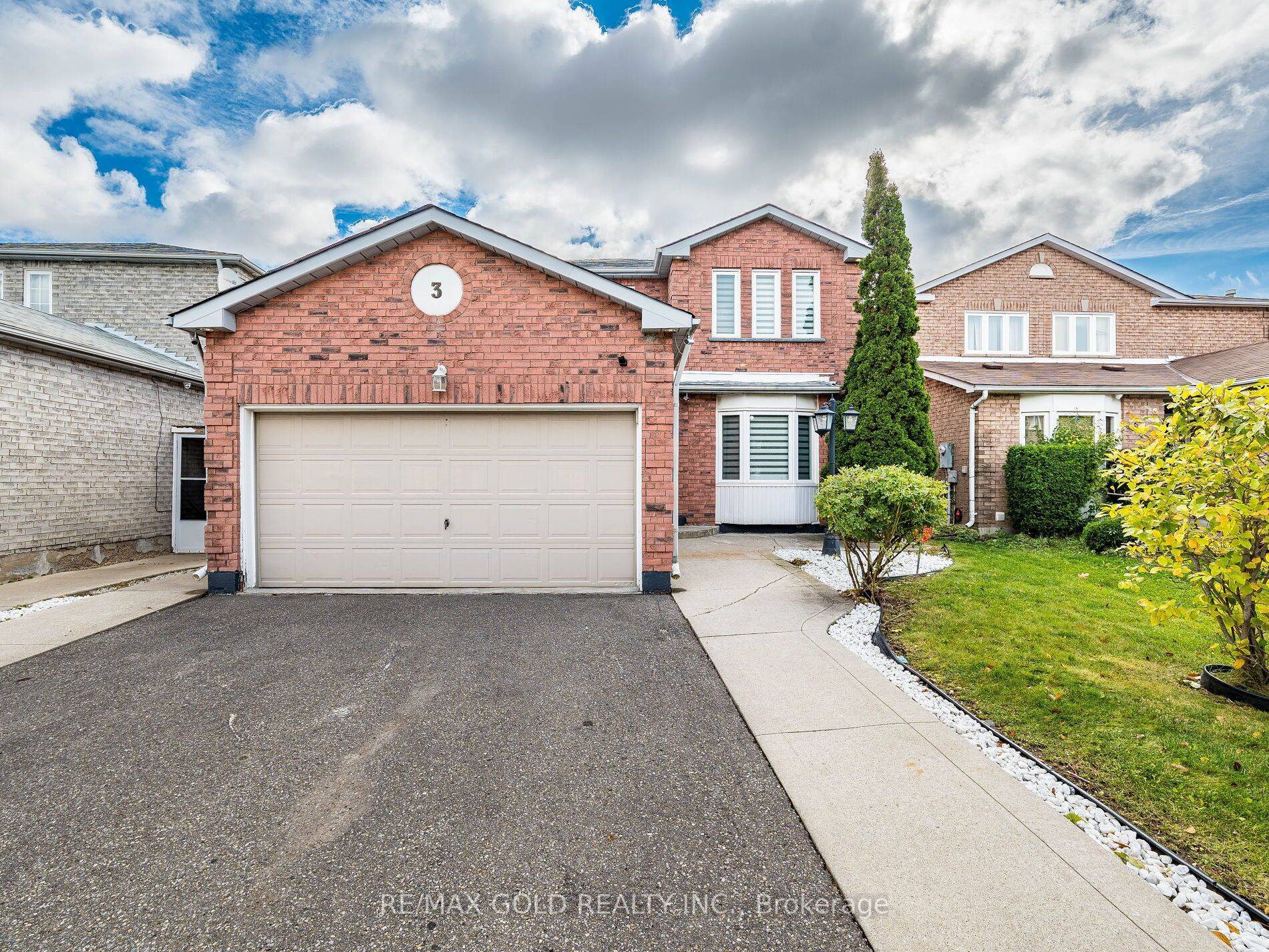 Brampton, ON L6Y 4K7,3 Hawkway CT