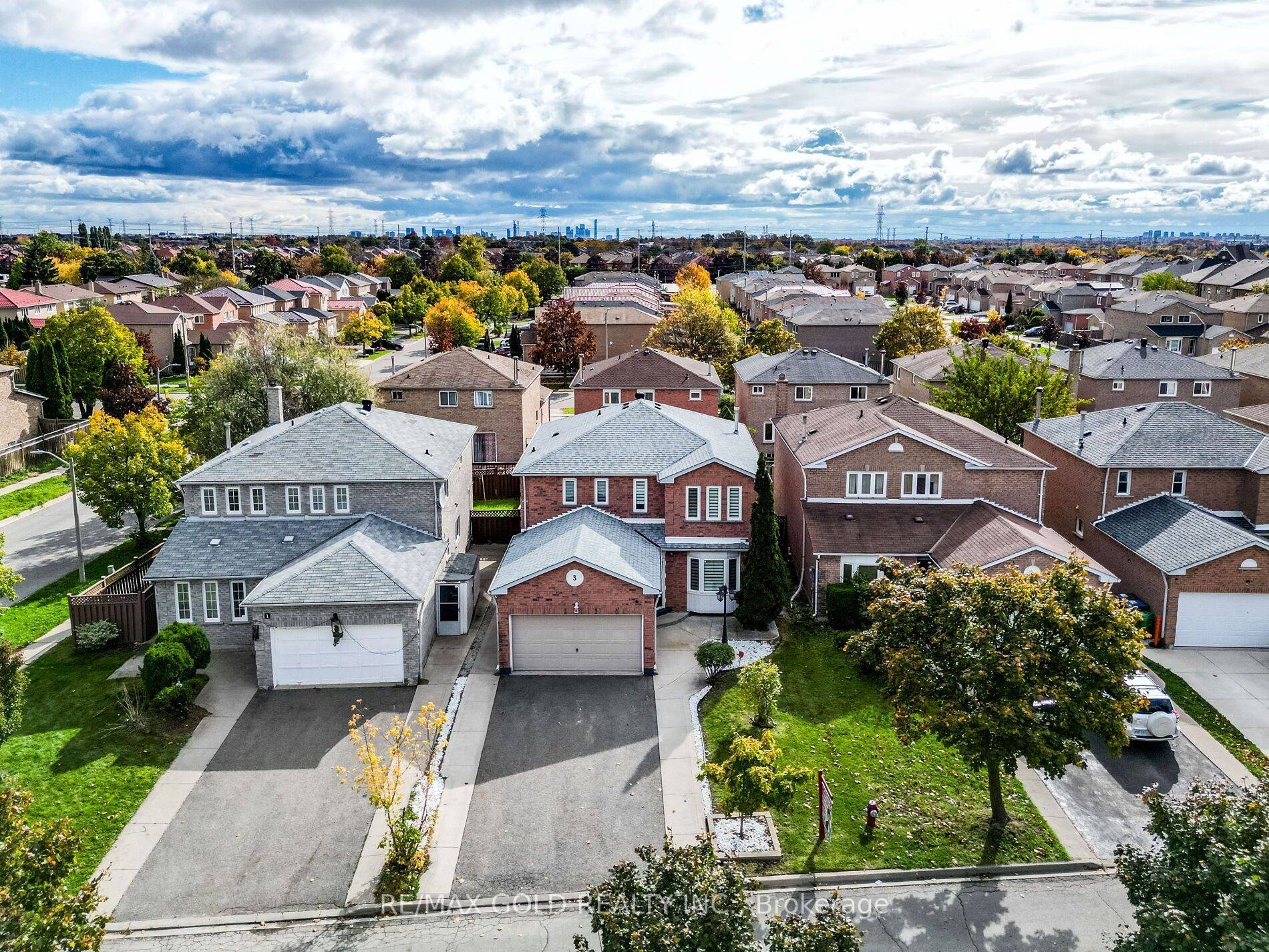 Brampton, ON L6Y 4K7,3 Hawkway CT