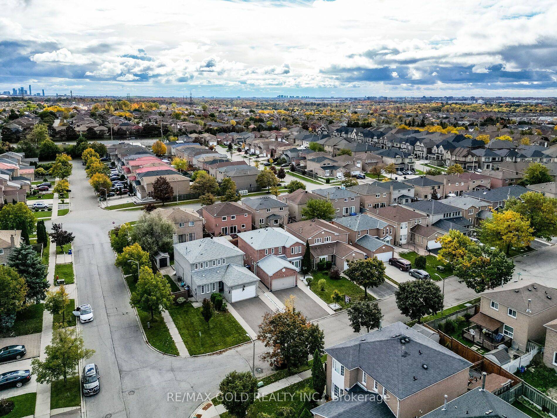 Brampton, ON L6Y 4K7,3 Hawkway CT