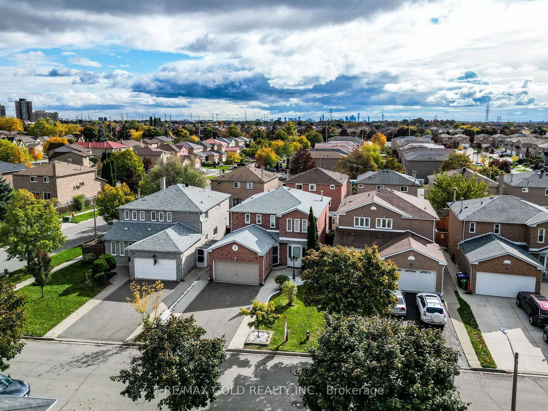 Brampton, ON L6Y 4K7,3 Hawkway CT