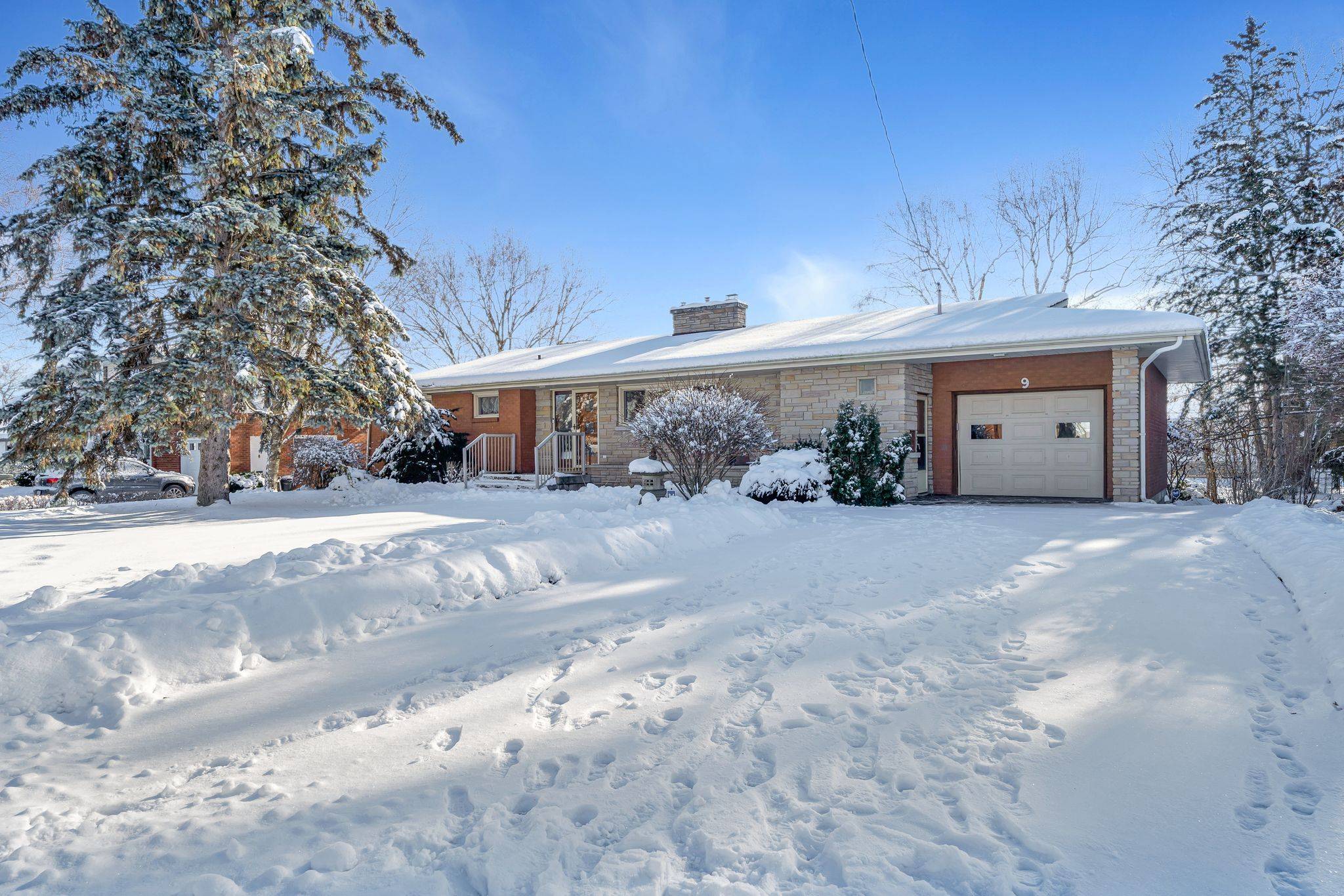 Belleville, ON K8N 1Y4,9 Sunset DR