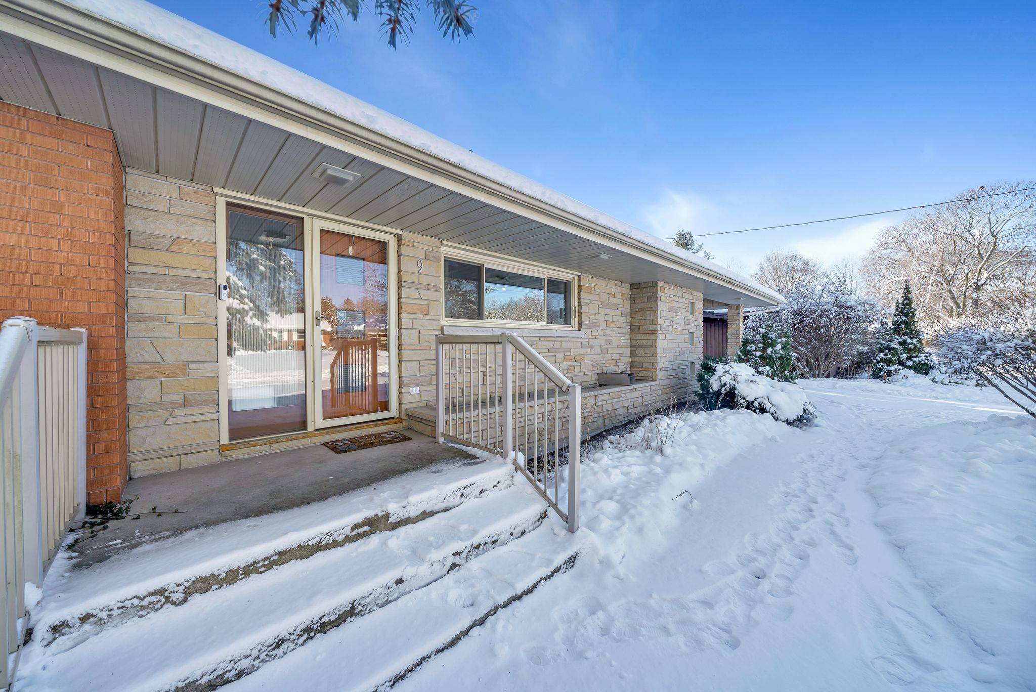 Belleville, ON K8N 1Y4,9 Sunset DR