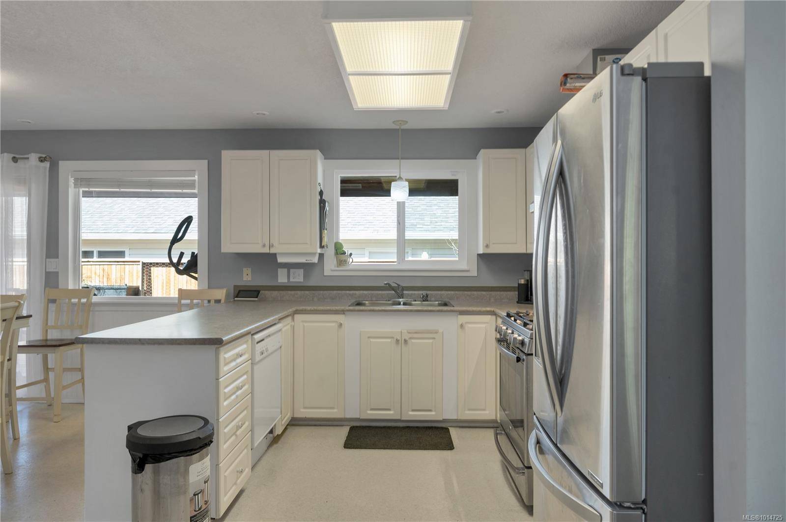 Campbell River, BC V9W 3E2,919 HEMLOCK St