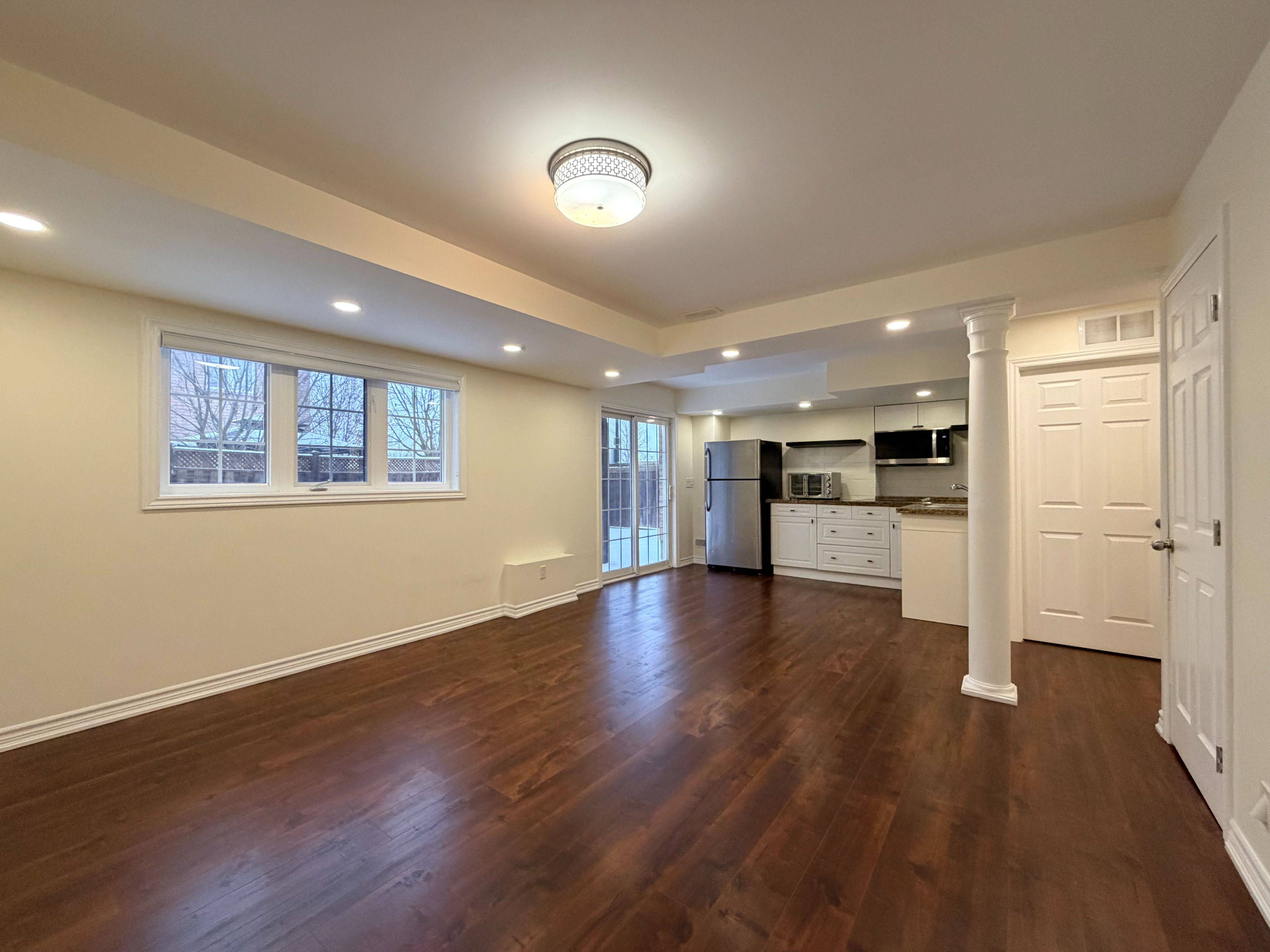 Newmarket, ON L3X 2X2,331 Spruce Grove CRES #Lower