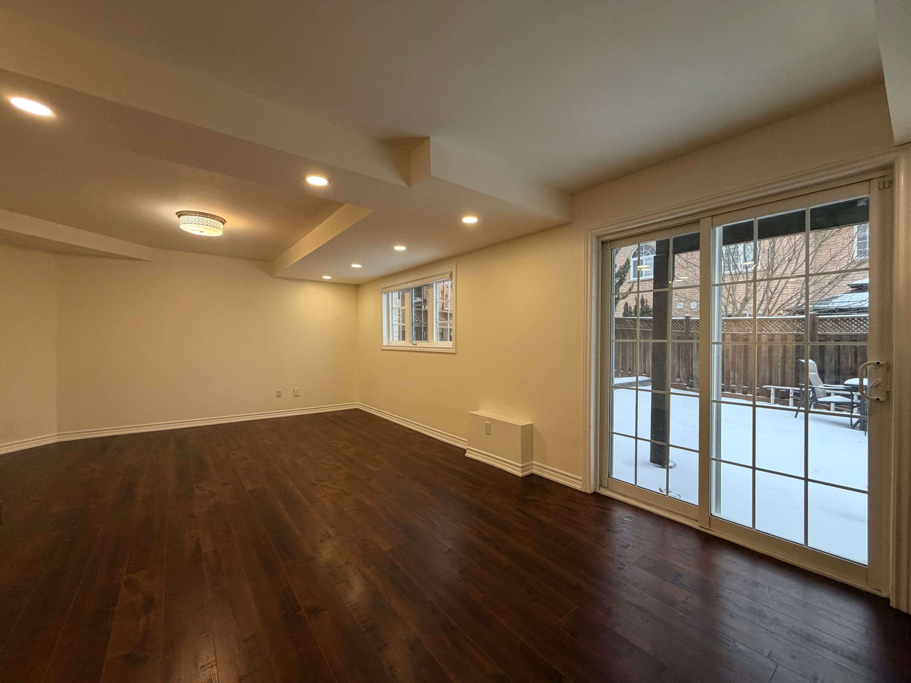 Newmarket, ON L3X 2X2,331 Spruce Grove CRES #Lower