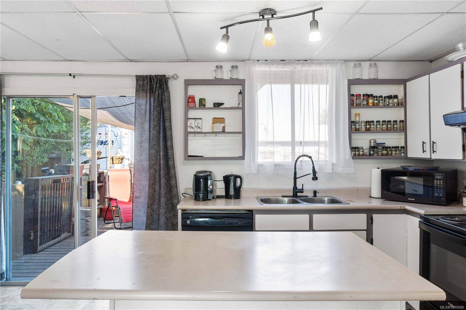 Nanaimo, BC V9R 3Y2,375 Bruce Ave