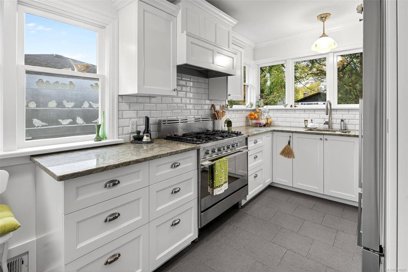 Victoria, BC V8S 3Y4,416 Richmond Ave