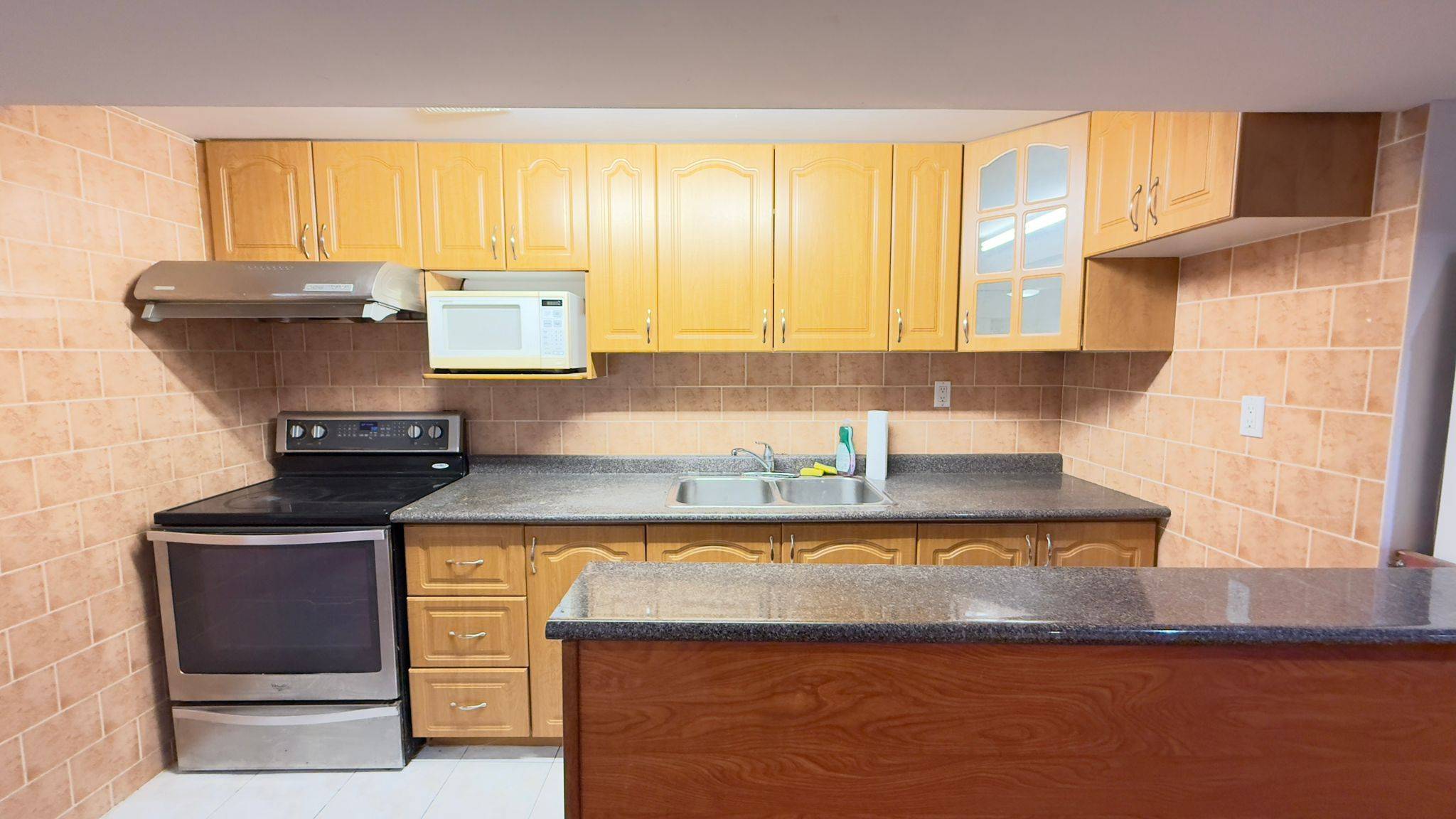 Markham, ON L6C 2Z1,52 Lakespring DR #Basement