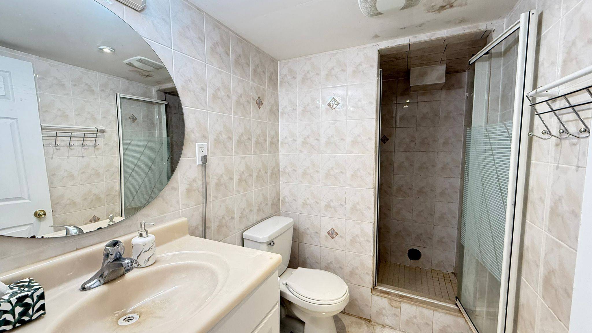 Markham, ON L6C 2Z1,52 Lakespring DR #Basement