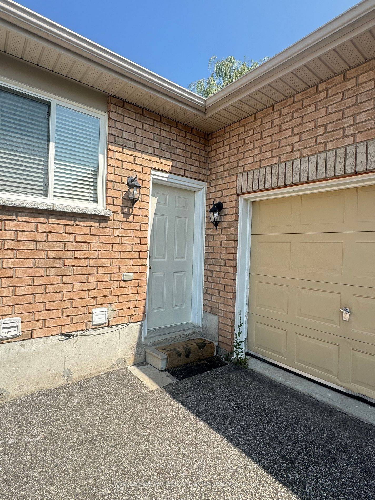 Barrie, ON L4M 6W8,27 Watson DR