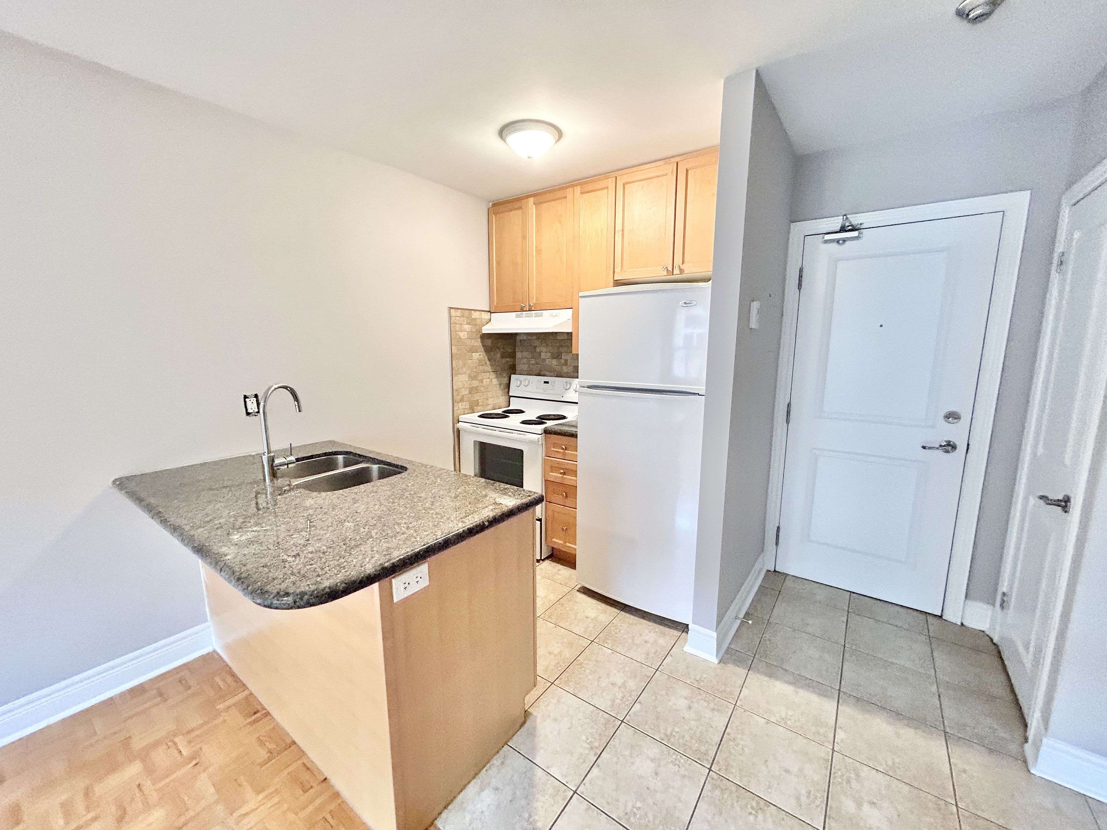 Toronto W06, ON M8W 3G7,11 Thirty Third ST #304