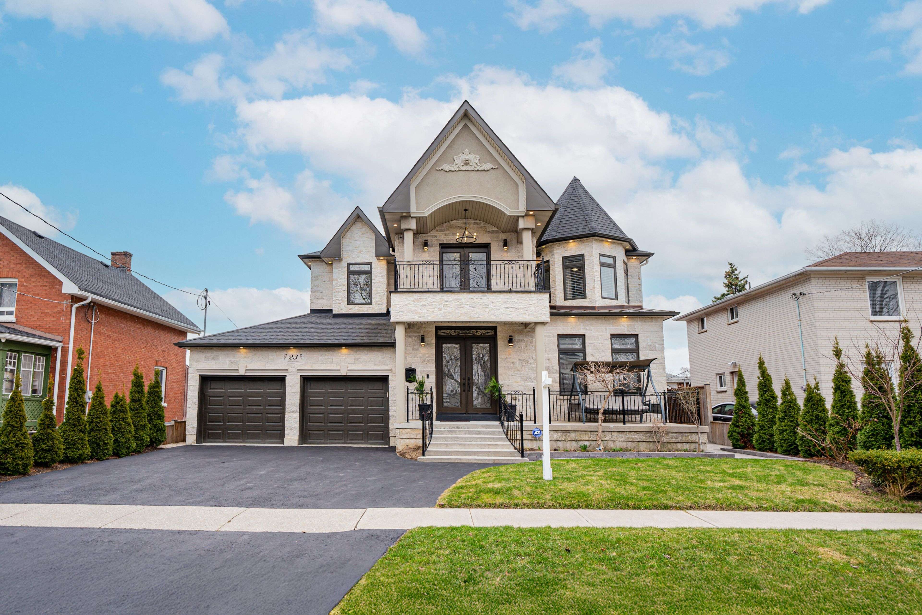 Brampton, ON L6W 1Y7,23 Hillcrest AVE