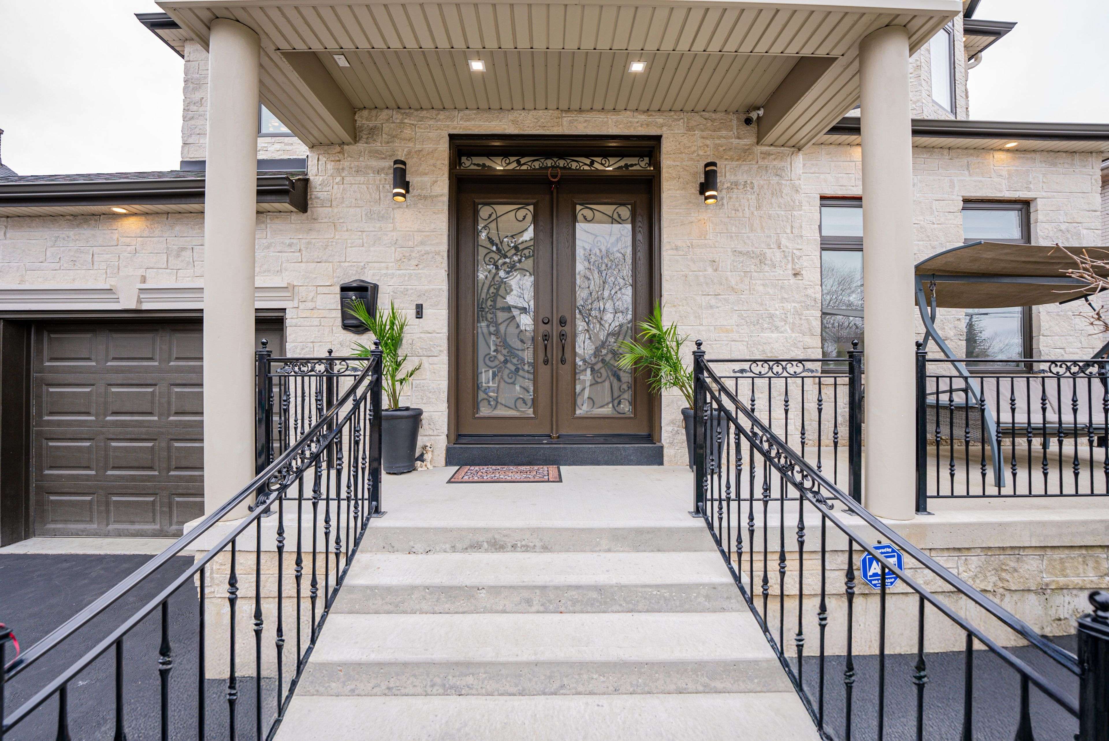 Brampton, ON L6W 1Y7,23 Hillcrest AVE