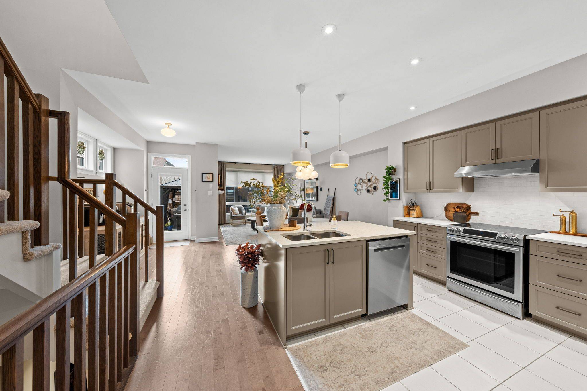 Blossom Park - Airport And Area, ON K1X 0B3,708 Guardian GRV