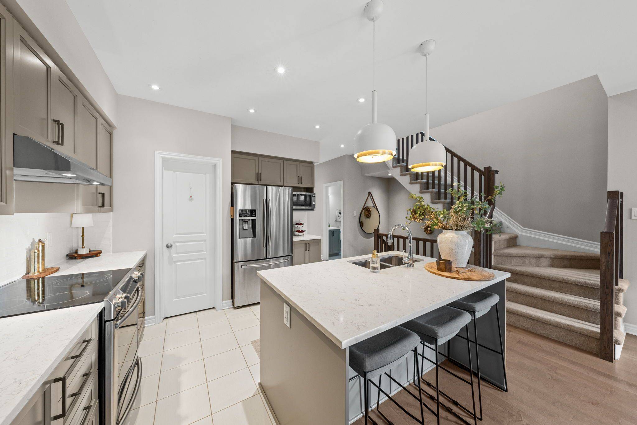 Blossom Park - Airport And Area, ON K1X 0B3,708 Guardian GRV