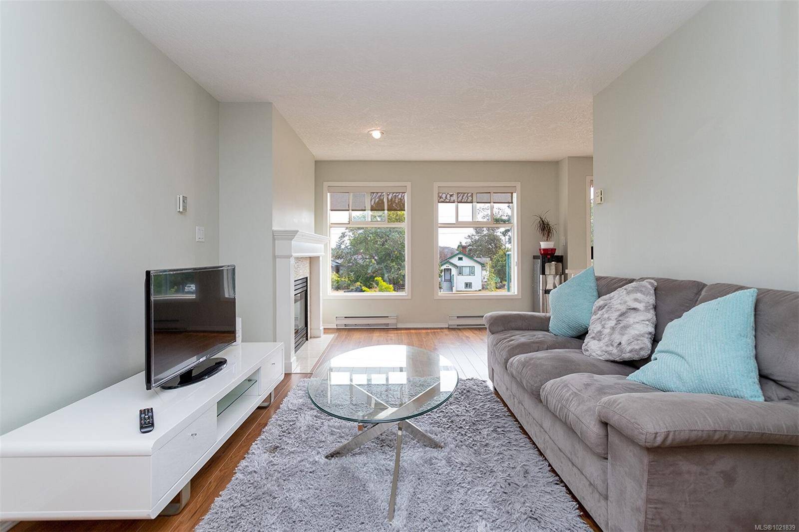 Saanich, BC V8X 2W6,898 Vernon Ave #405