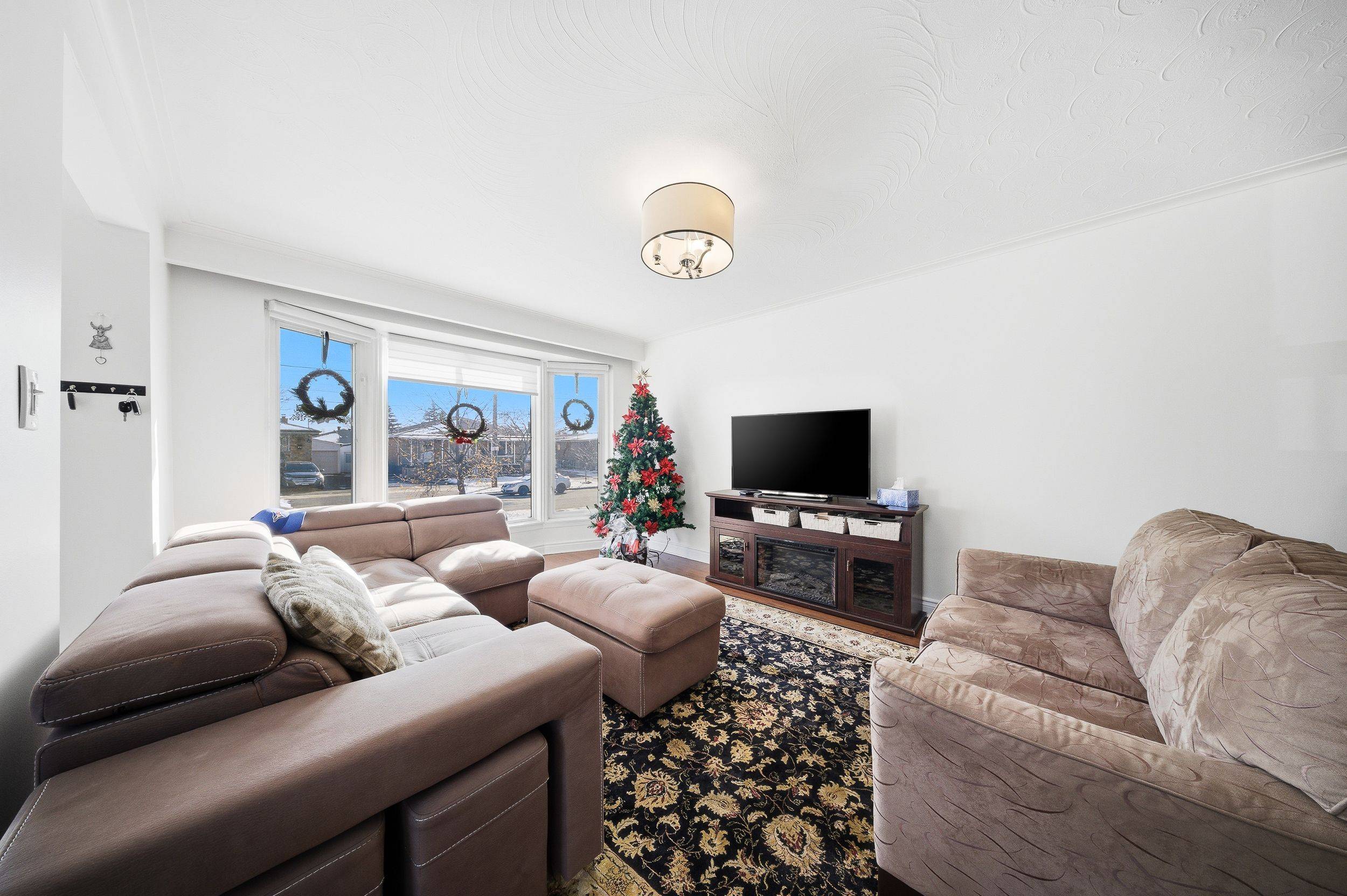 Toronto W05, ON M9L 1B2,16 Navenby CRES