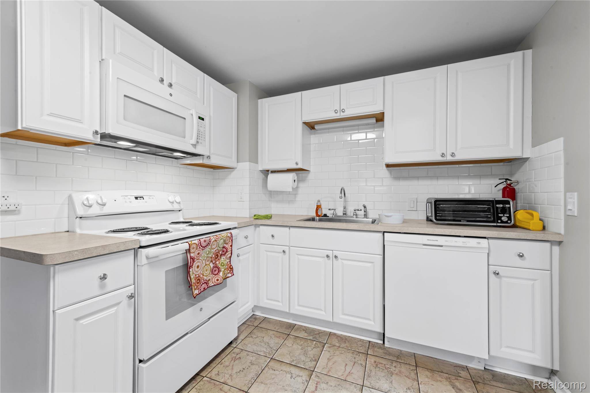 Southfield, MI 48075,21360 Evergreen RD