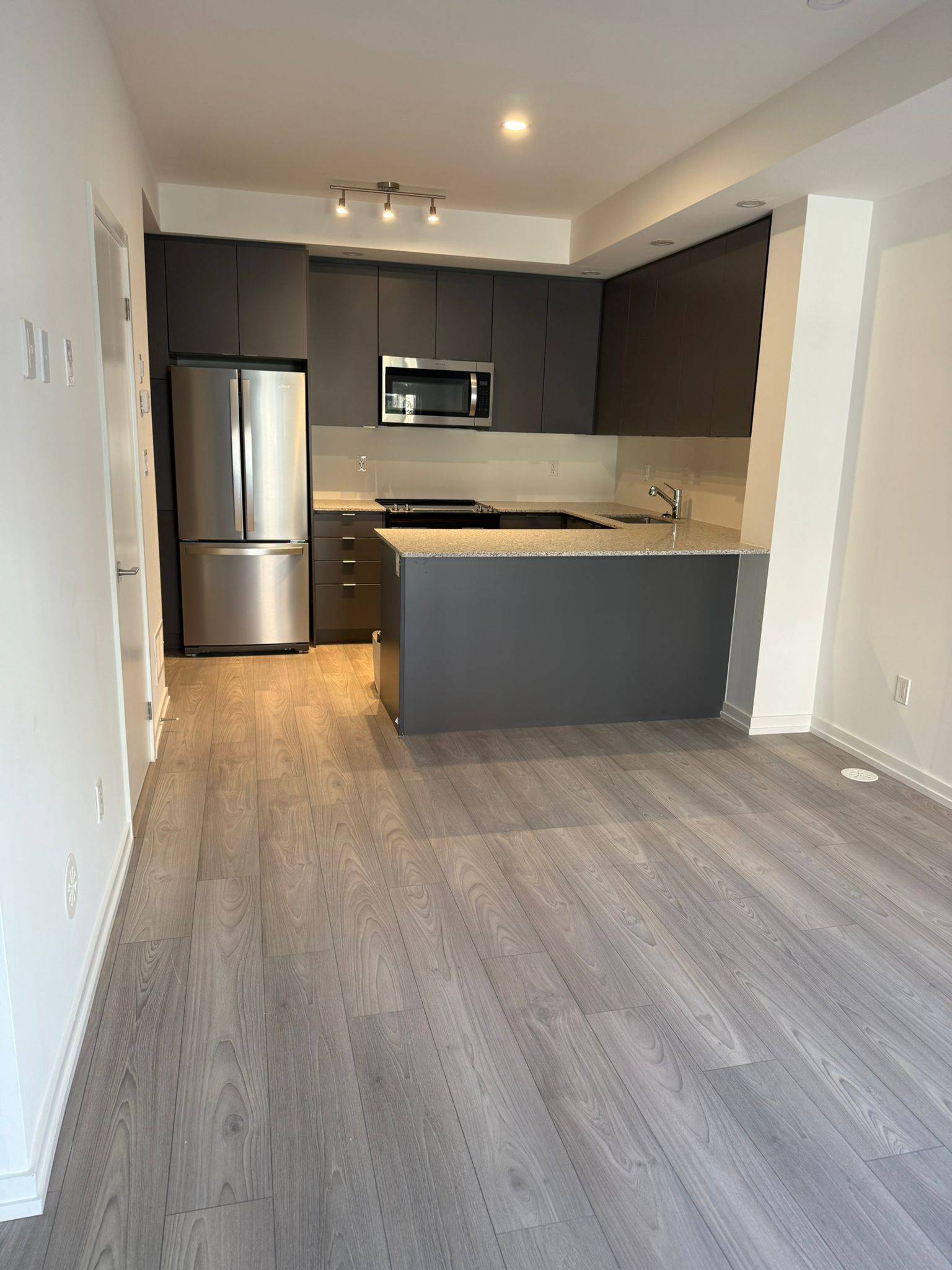 Newmarket, ON L3Y 0H4,17 Lytham Green CIR #23