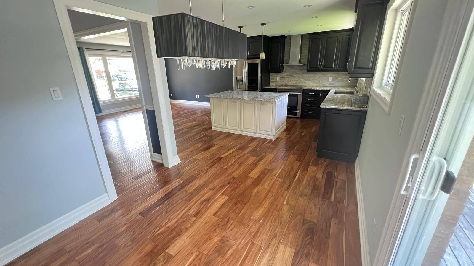 Mississauga, ON L5C 2C2,3082 Lindenlea DR #MAIN FLOOR