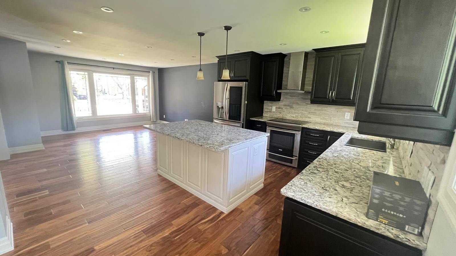 Mississauga, ON L5C 2C2,3082 Lindenlea DR #MAIN FLOOR