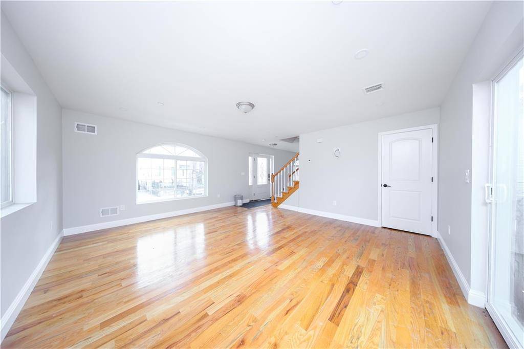 Staten Island, NY 10303,12 Simonson AVE