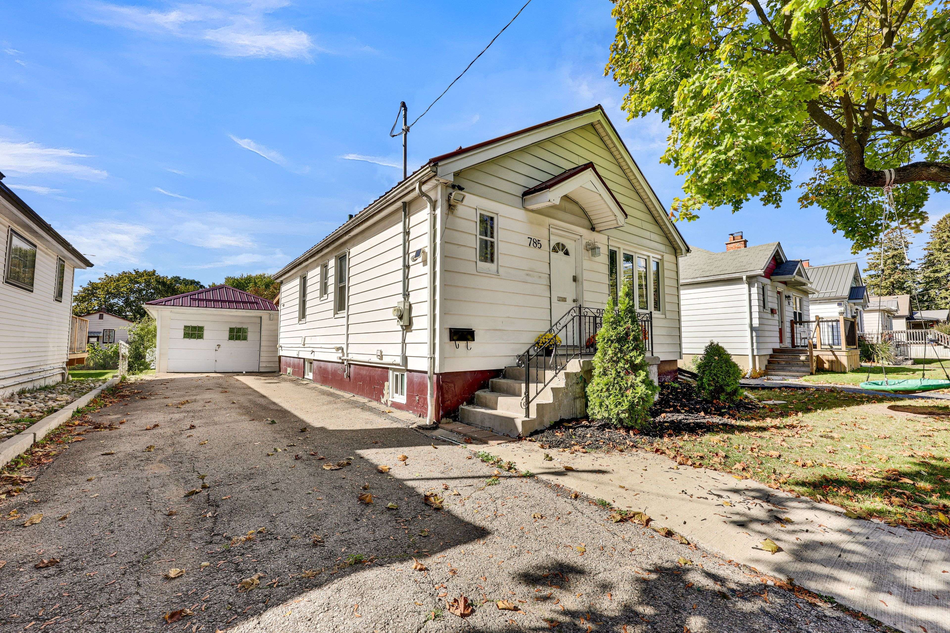 London East, ON N5Y 1R8,785 Fleet ST