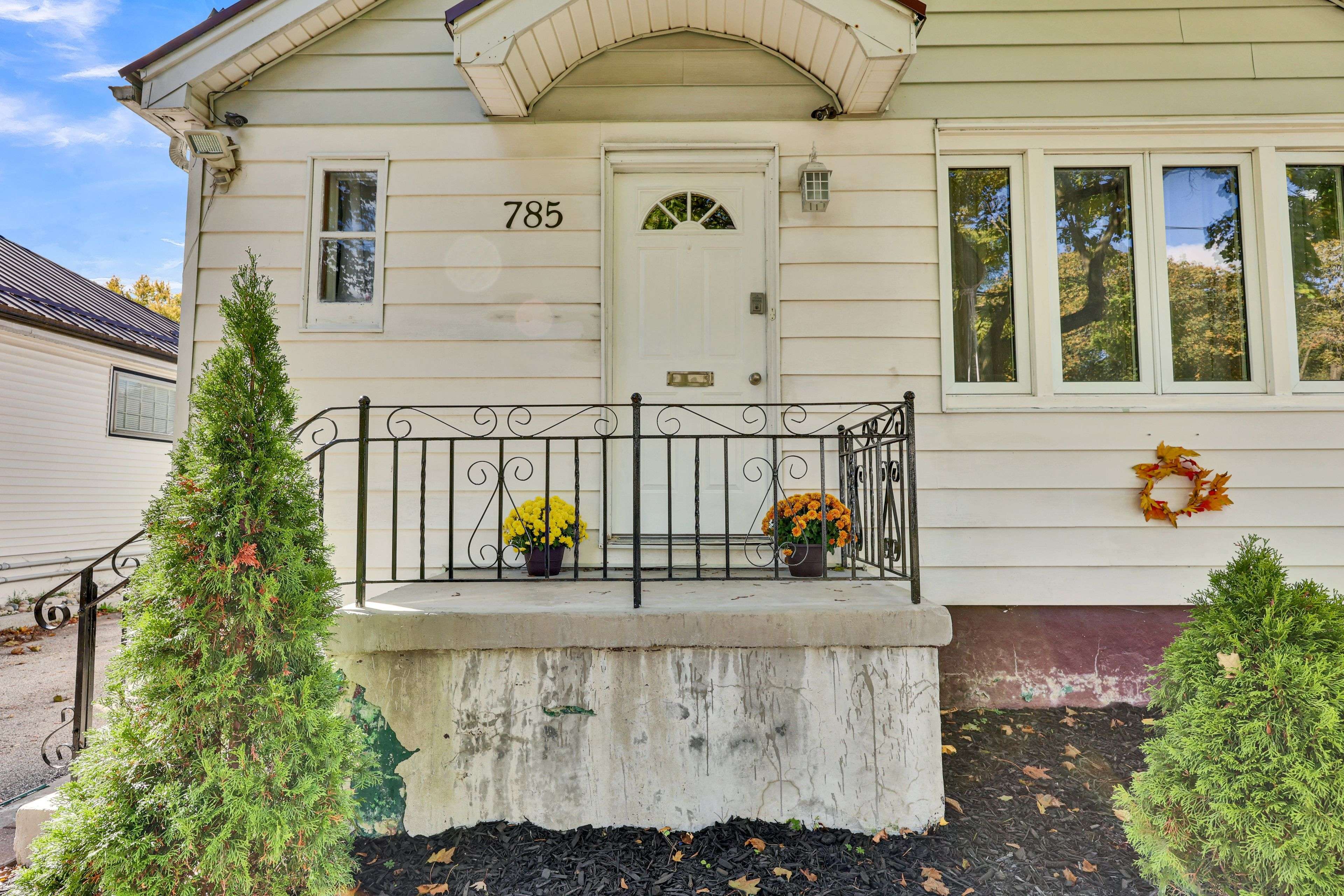 London East, ON N5Y 1R8,785 Fleet ST