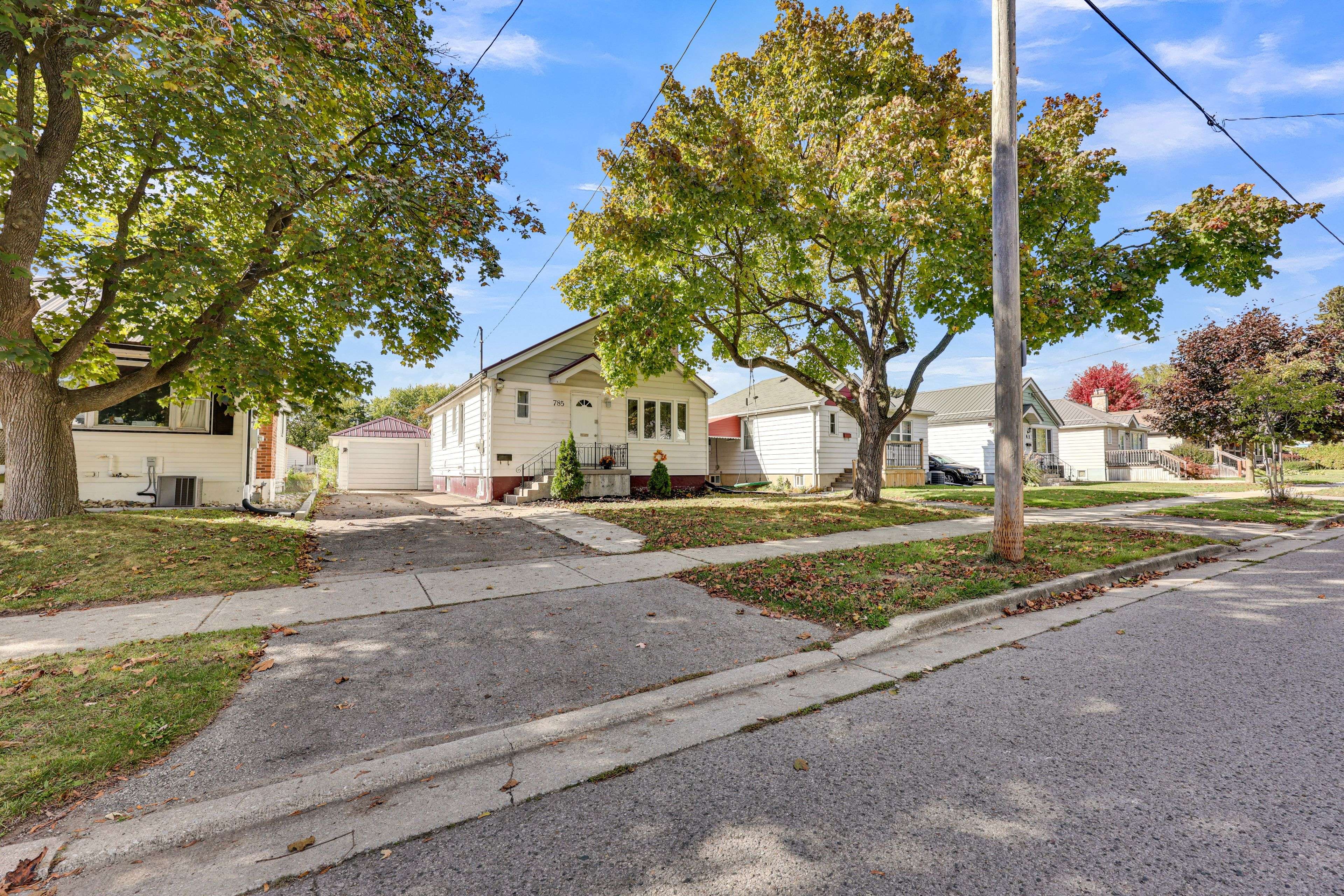 London East, ON N5Y 1R8,785 Fleet ST