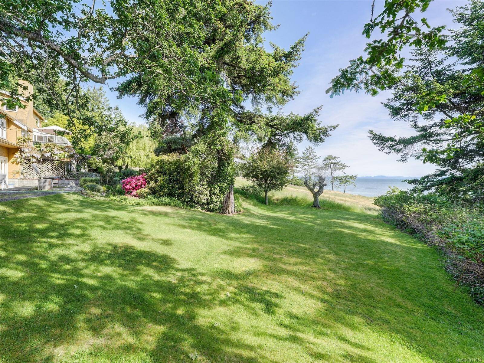 Saanich, BC V8N 1X5,2550 Queenswood Dr