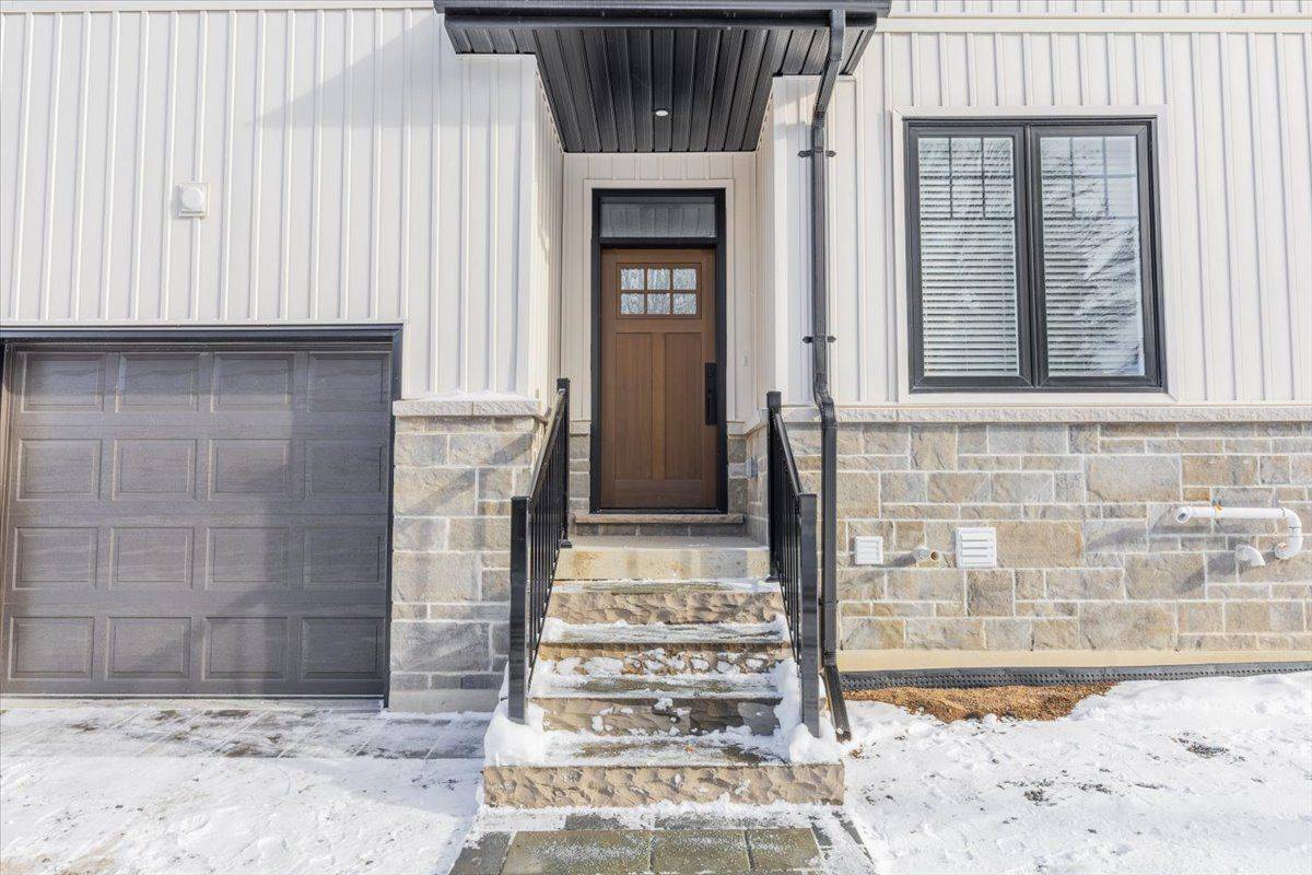 Newmarket, ON L3Y 2G7,361 Queen ST #Unit 2