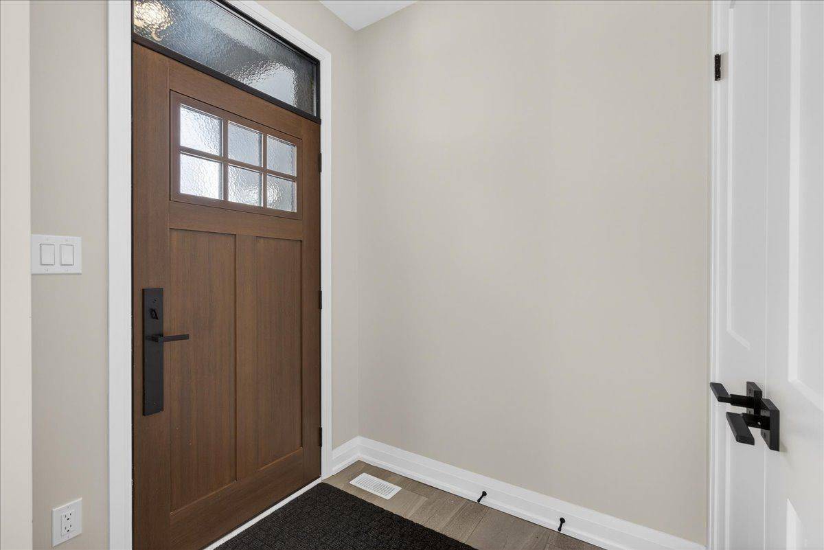 Newmarket, ON L3Y 2G7,361 Queen ST #Unit 2