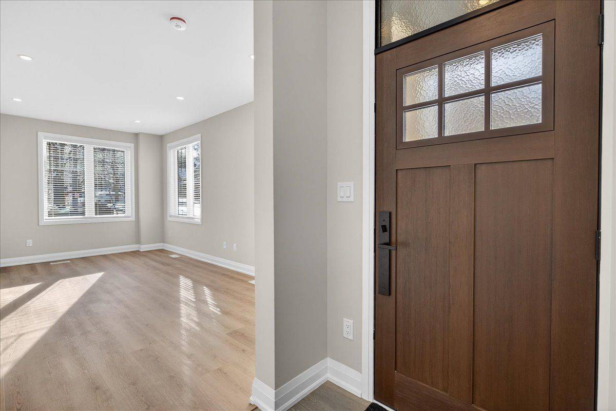 Newmarket, ON L3Y 2G7,361 Queen ST #Unit 2