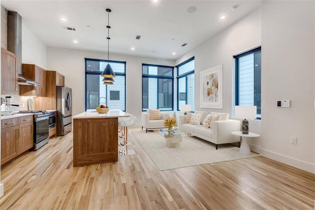 Dallas, TX 75206,5609 Live Oak Street #501