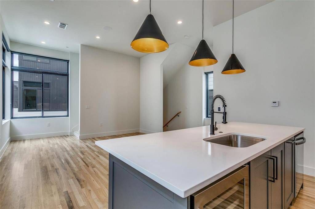 Dallas, TX 75206,5609 Live Oak Street #302