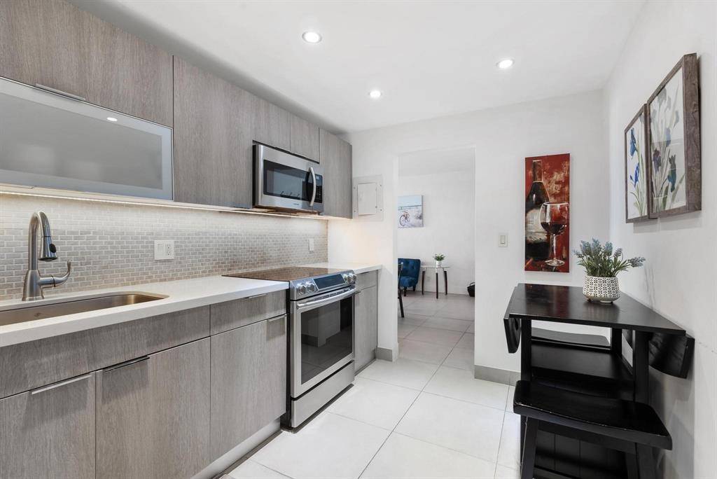 Hollywood, FL 33019,4001 S Ocean Dr #8E