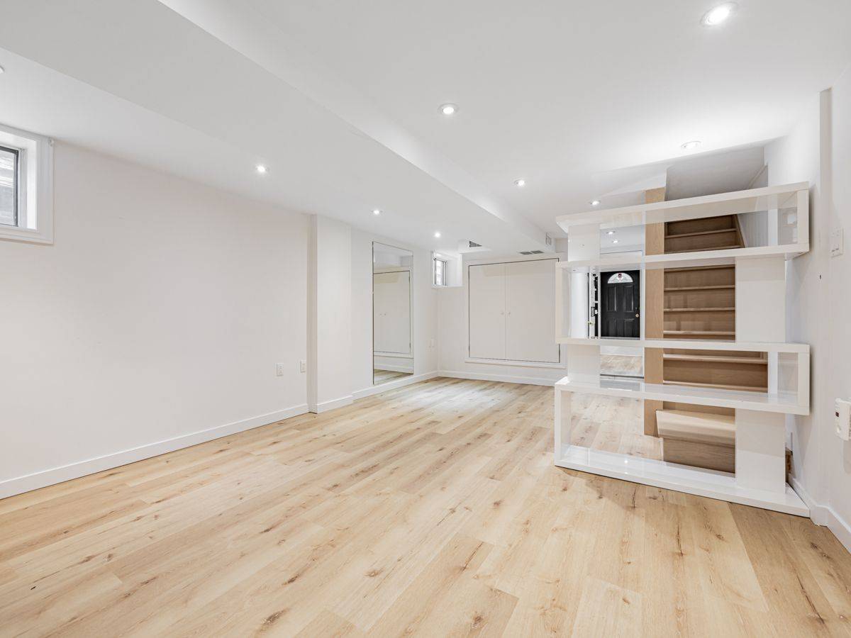 Toronto W03, ON M6E 4R1,371 McRoberts AVE #Lower