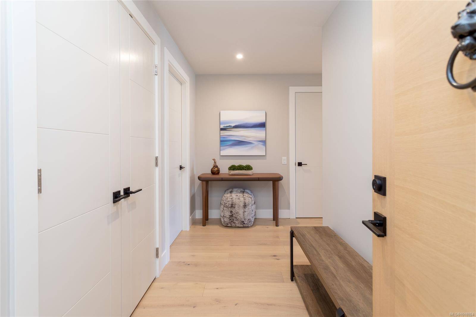 Sidney, BC V8L 2Z3,9818 Fourth St #305