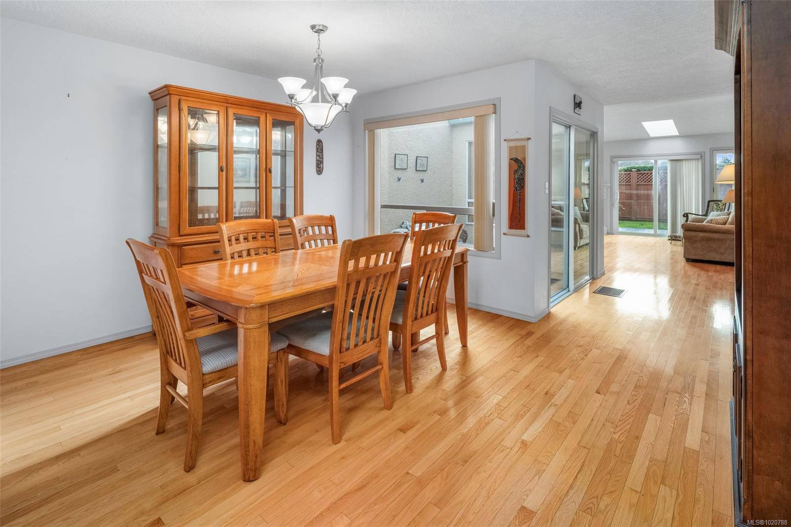 Sidney, BC V8L 3B3,10084 Third St #6