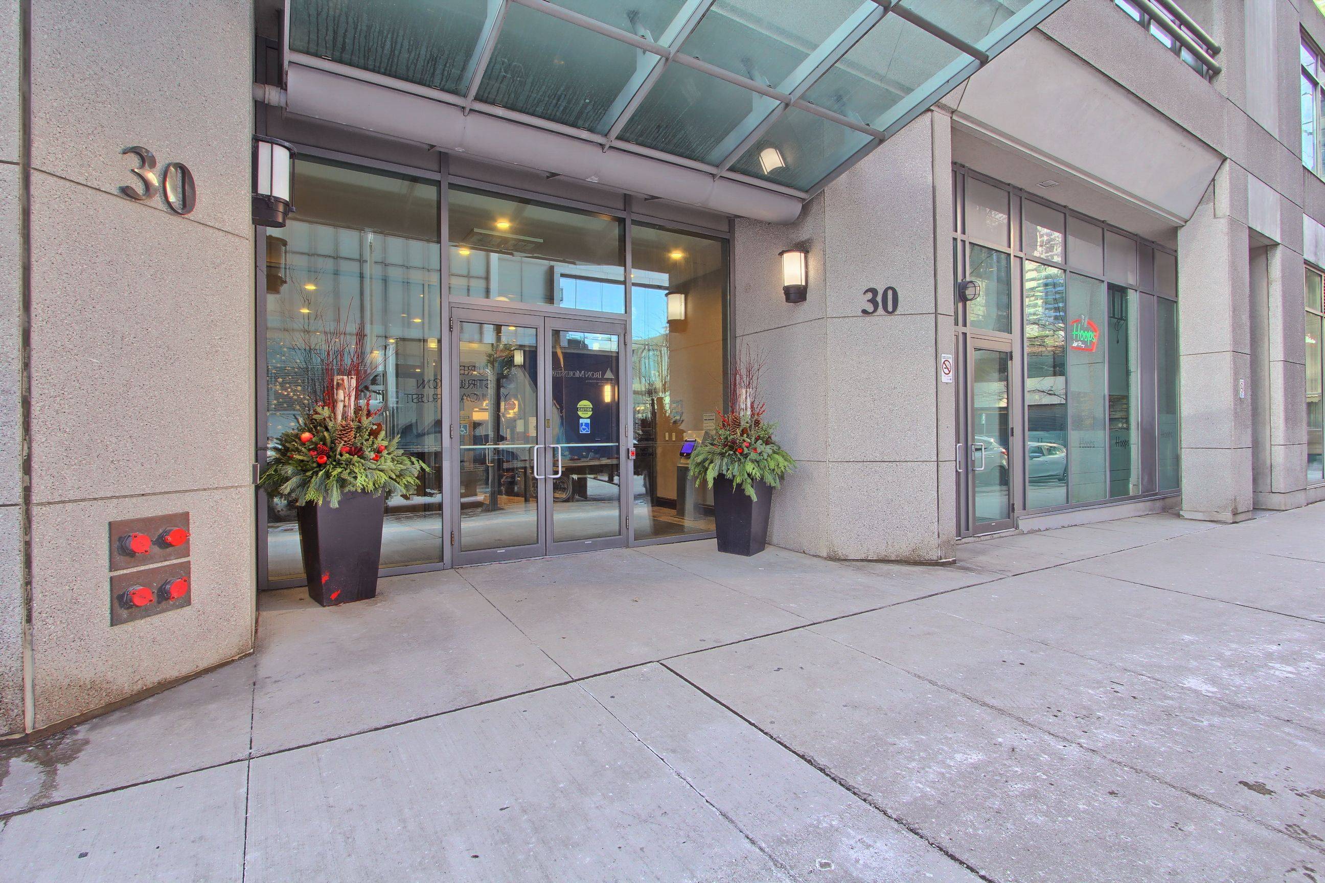 Toronto C01, ON M5J 3A4,30 Grand Trunk CRES #3615