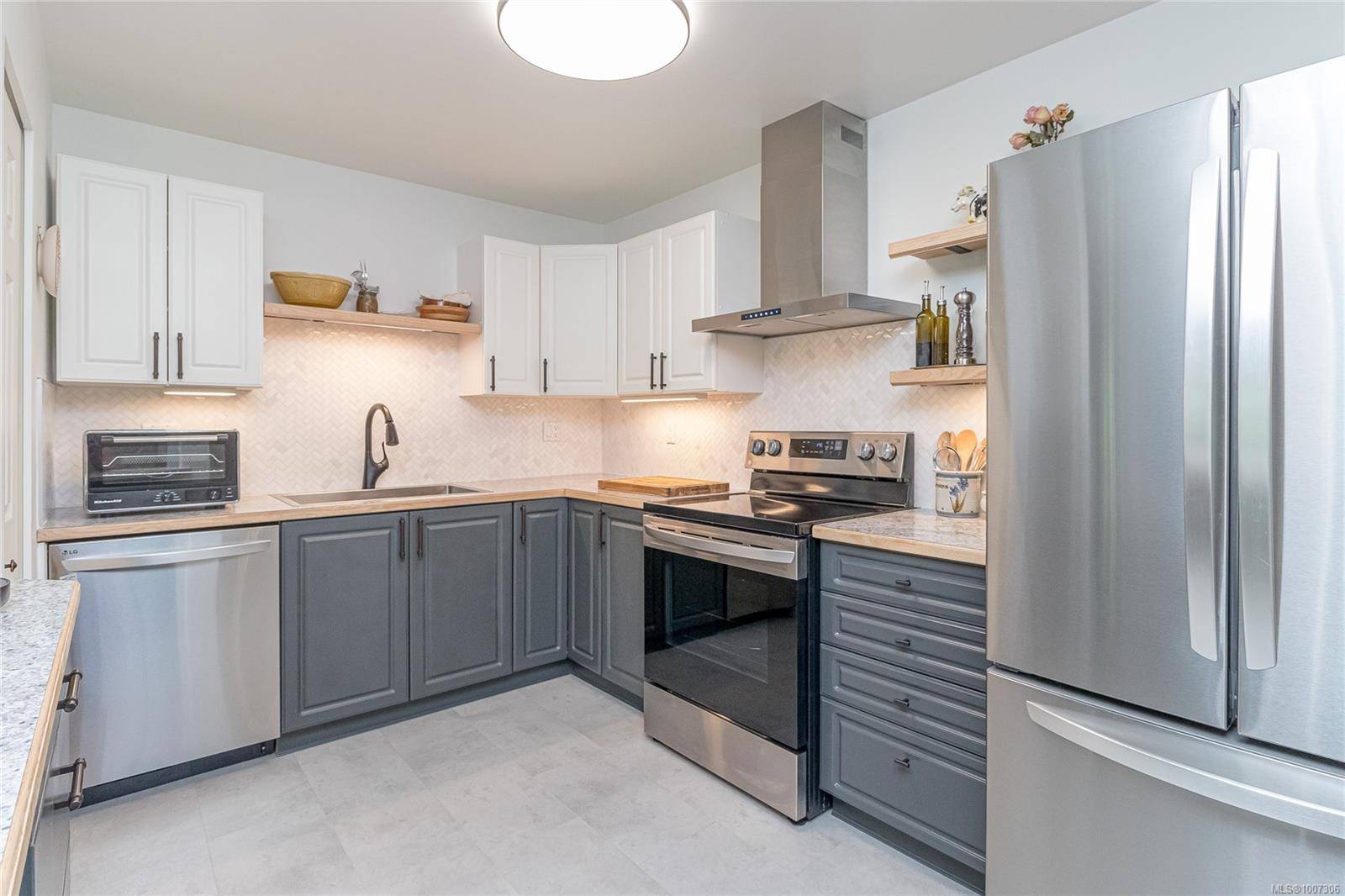 Nanaimo, BC V9T 5K1,5620 Edgewater Lane #311