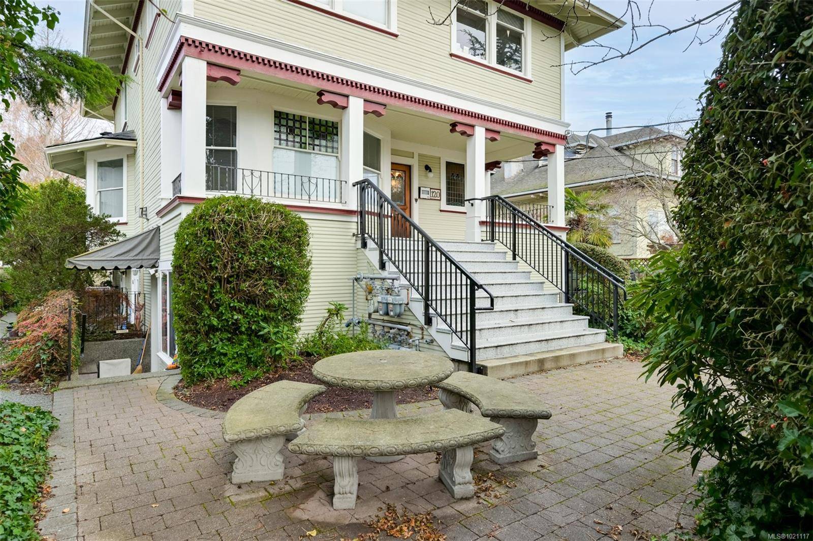 Victoria, BC V8V 3C8,1120 Richardson St #301