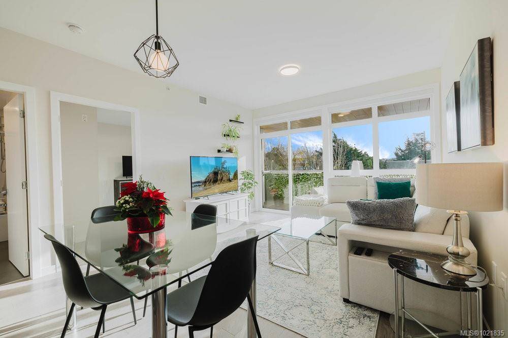 Saanich, BC V8X 0B7,881 Short St #210