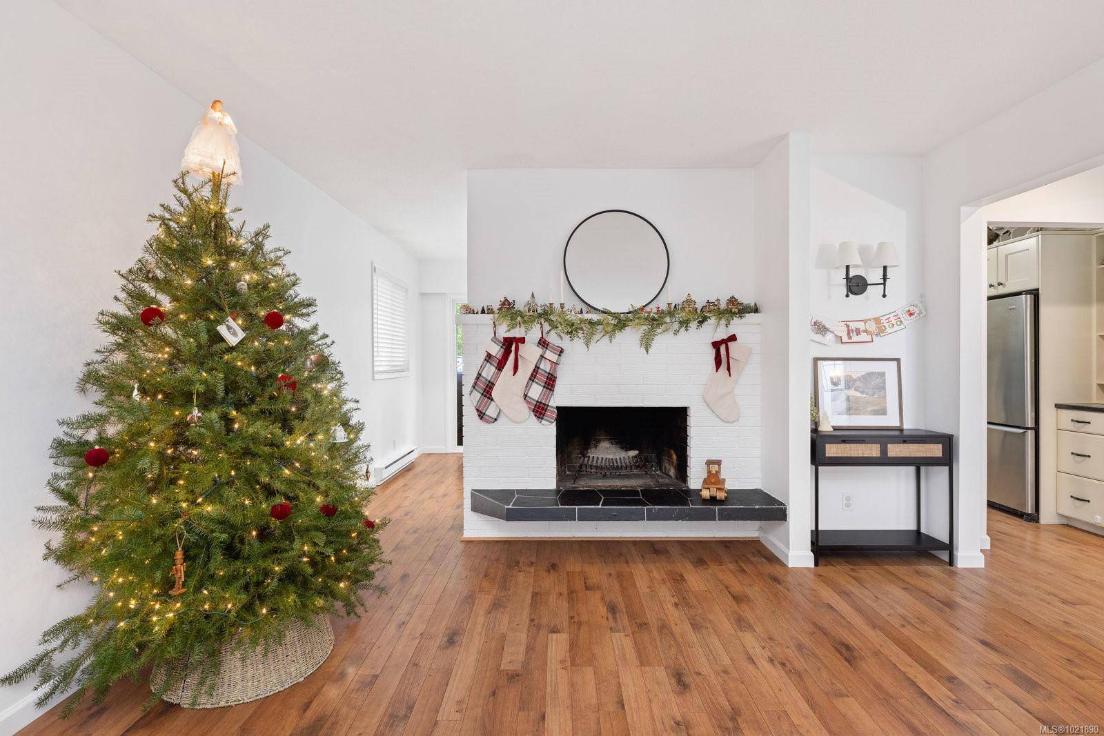 Saanich, BC V8Z 1Z3,492 Meredith Cres