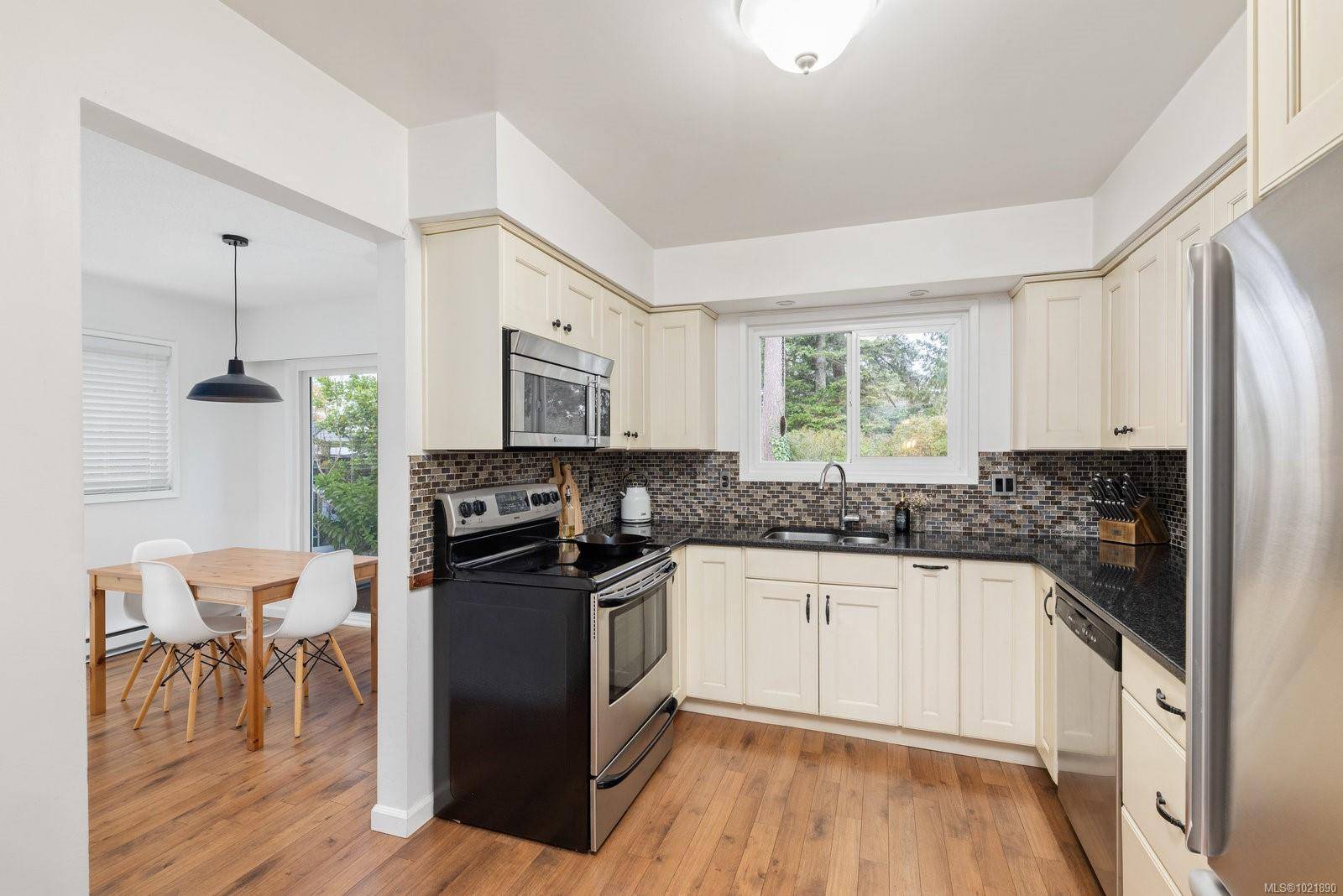 Saanich, BC V8Z 1Z3,492 Meredith Cres