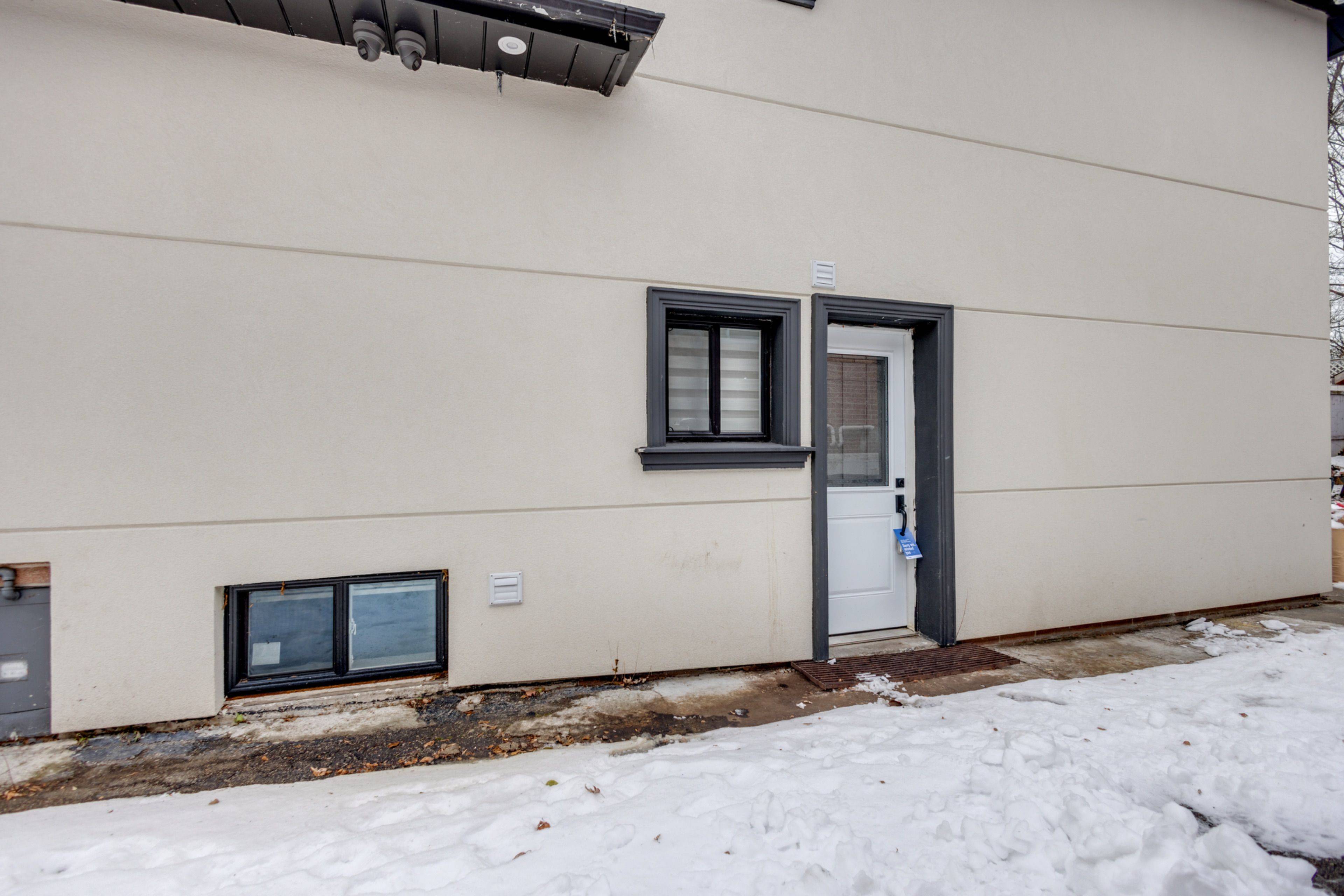 Toronto C13, ON M4A 2J7,61 Sundial CRES