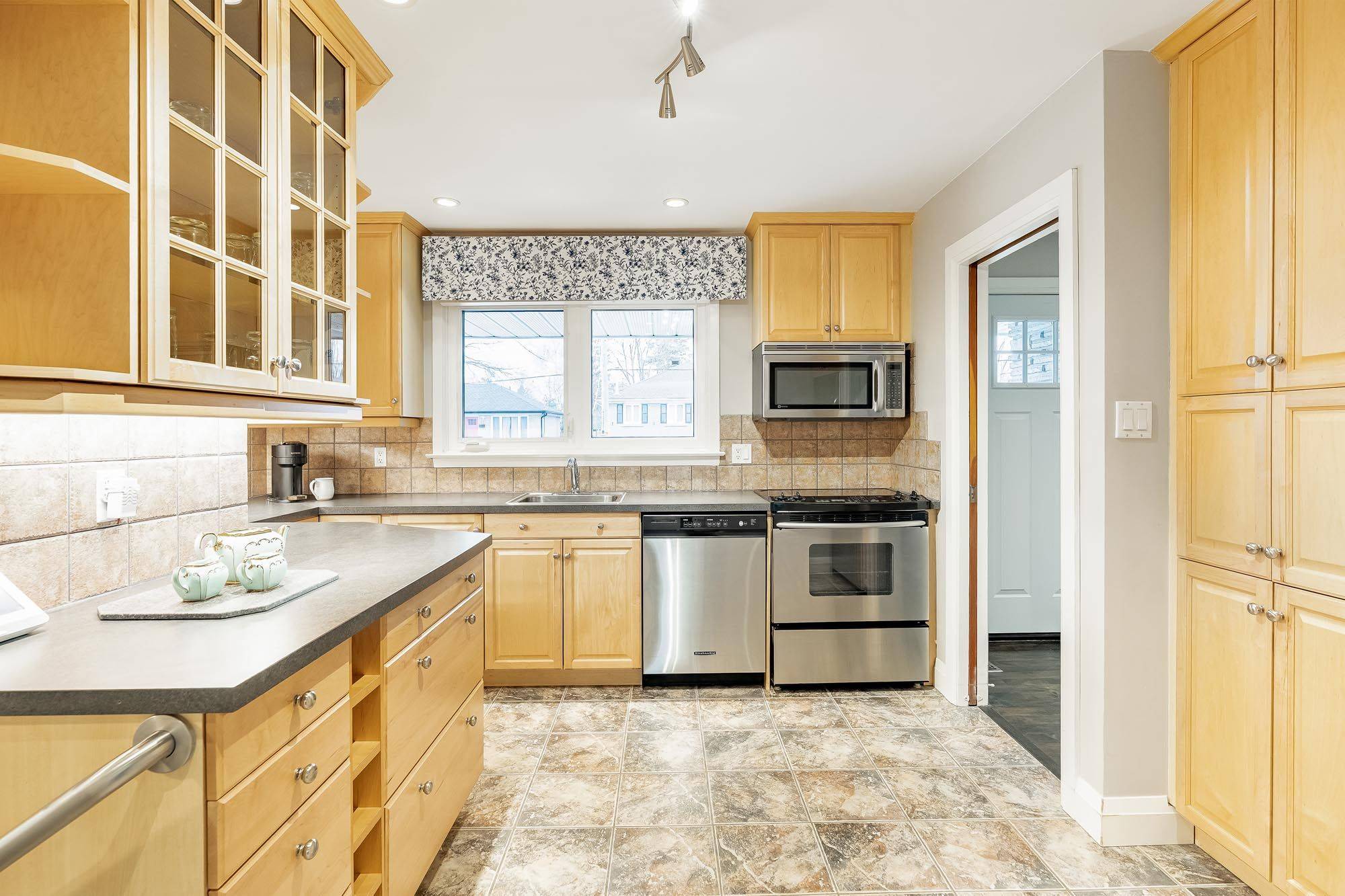 Barrie, ON L4M 3R9,15 Davidson ST