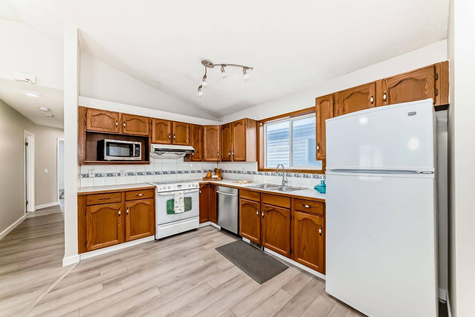 Calgary, AB T2B 3E4,34 ERIN MEADOW Close SE