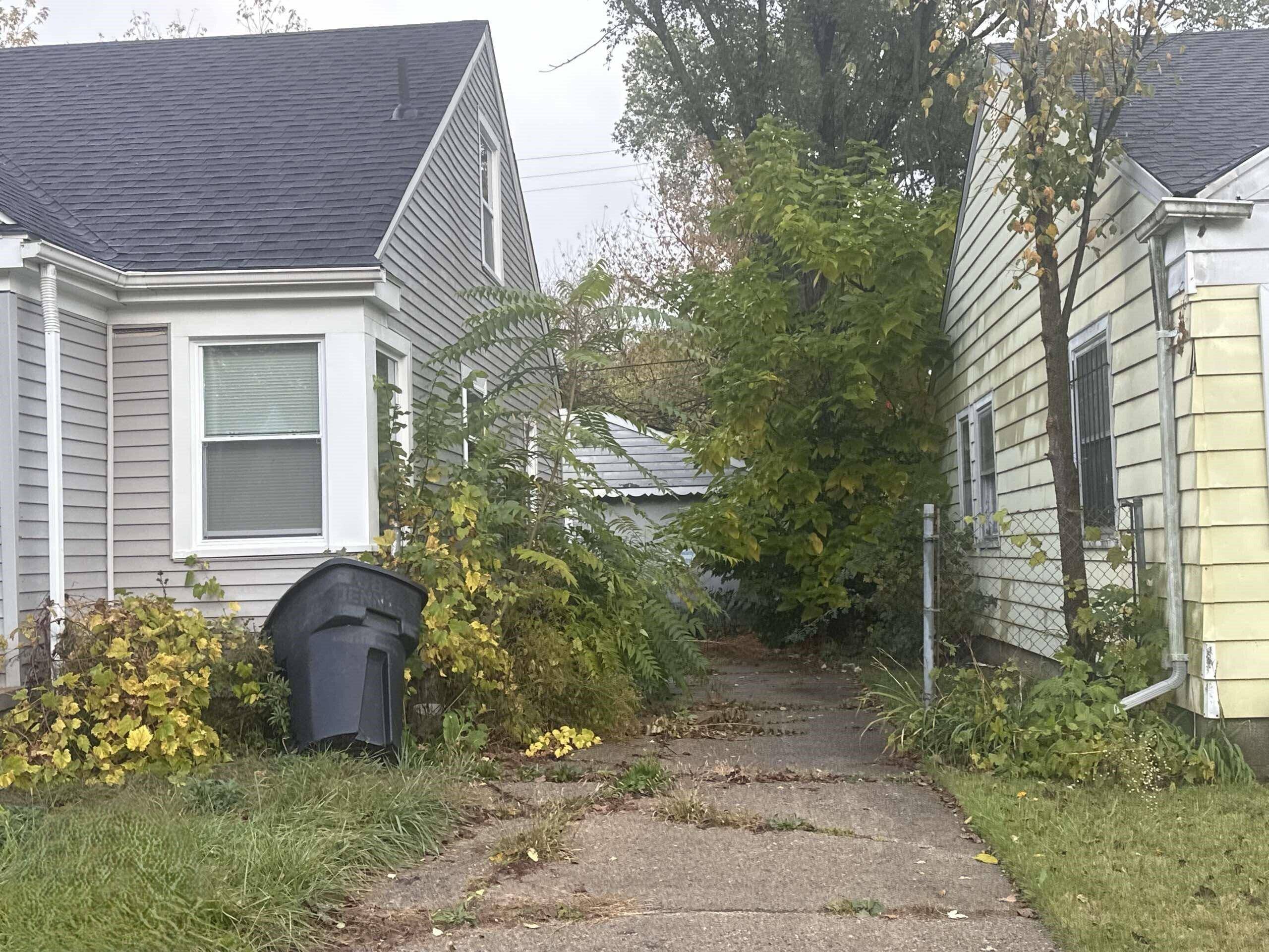 Detroit, MI 48219,18498 Vaughan ST