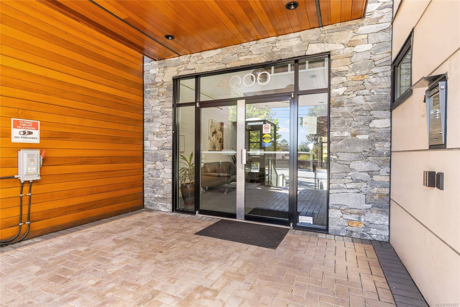 Saanich, BC V8N 0B6,4000 Shelbourne St #413